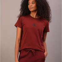 Camiseta Manga Curta Calvin Klein Jeans Feminino Rubber Patch - Bordo Camiseta Manga Curta Calvin Klein Jeans Feminino Rubber Patch Bordo g