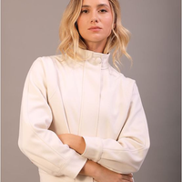 Jaqueta Calvin Klein Feminina Gola Alta Com Recortes - Off White Jaqueta Calvin Klein Feminina Gola Alta Com Recortes Off White 42