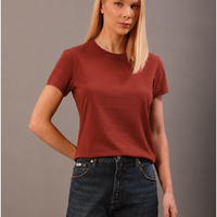 Camiseta Calvin Klein Feminina Viscolycra Ck - Ferrugem Camiseta Calvin Klein Feminina Viscolycra Ck Ferrugem m