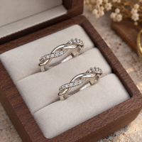 Par Alianças de Prata 950 Trabalhadas com pedra nas duas Modelo Enrrolados