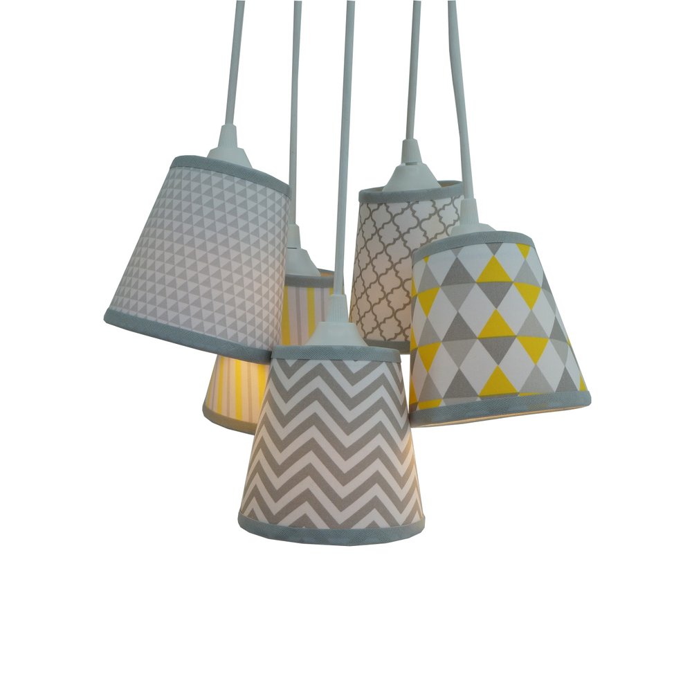 Lustre Pendente Cacho em Tecido Geométrico Chevron e Triângulos Amarelo e Cinza Lustre Pendente Cacho em Tecido Geométrico Chevron e Triângulos Amarelo e Cinza