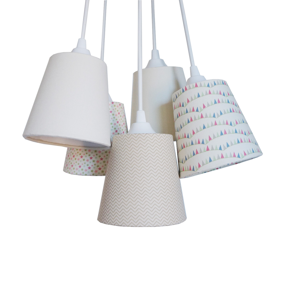 Lustre Pendente Cacho Chevron Bege, Estrelinhas e Bandeirinhas Lustre Pendente Cacho Chevron Bege, Estrelinhas e Bandeirinhas