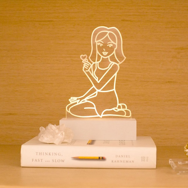 Luminária de Mesa de Acrílico e Base MDF com LED Menina Cris - Home Cartoon 15 x 6 x 25 (h) cm Luminária de Mesa de Acrílico e Base MDF com LED Menina Cris - Home Cartoon 15 x 6 x 25 (h) cm