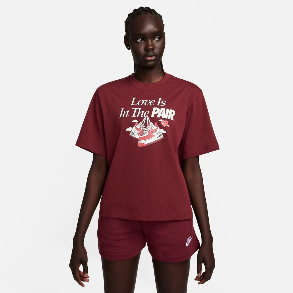 Camiseta Nike Boxy Valentine's Day Feminina Camiseta Nike Boxy Valentine's Day Feminina