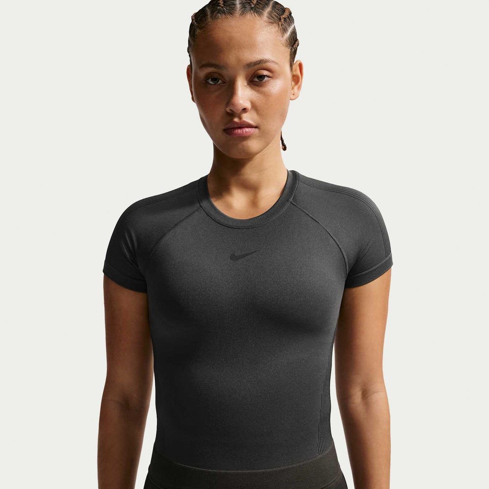 Camiseta Dri-FIT Nike Pro Slim Feminina Camiseta Dri-FIT Nike Pro Slim Feminina