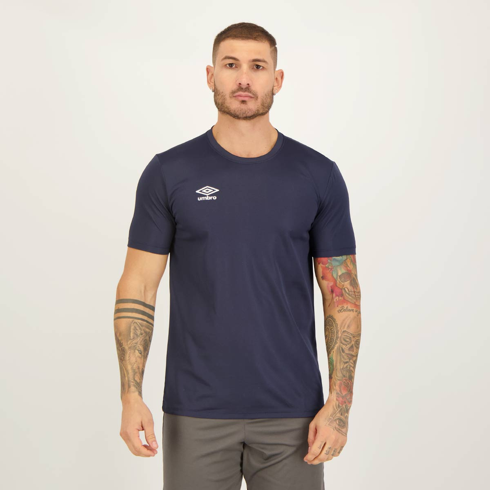Camisa Umbro Essential Marinho e Branco UV15+ Camisa Umbro Essential Marinho e Branco UV15+