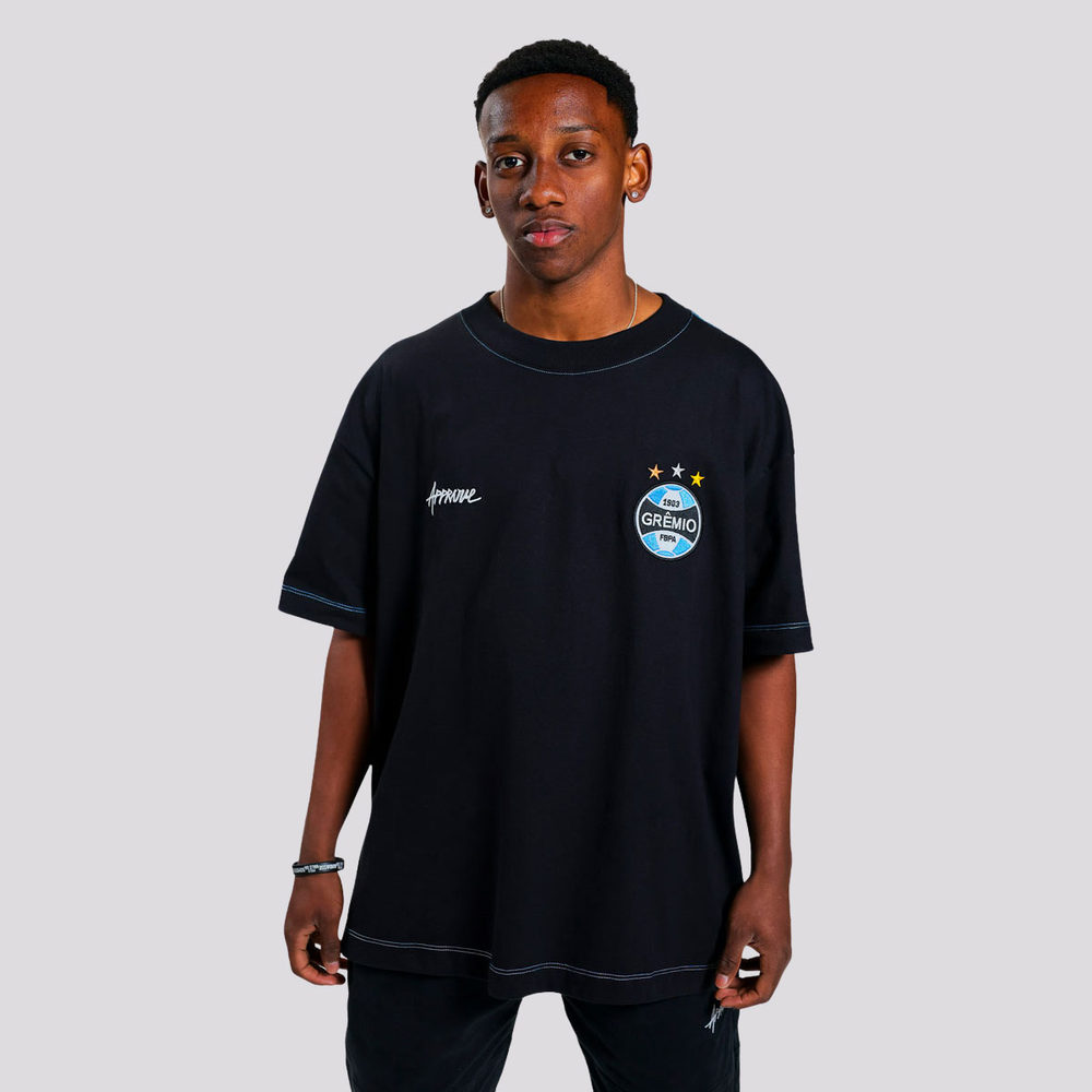 Camiseta Approve Huge Grêmio Mosqueteiro Preta Camiseta Approve Huge Grêmio Mosqueteiro Preta