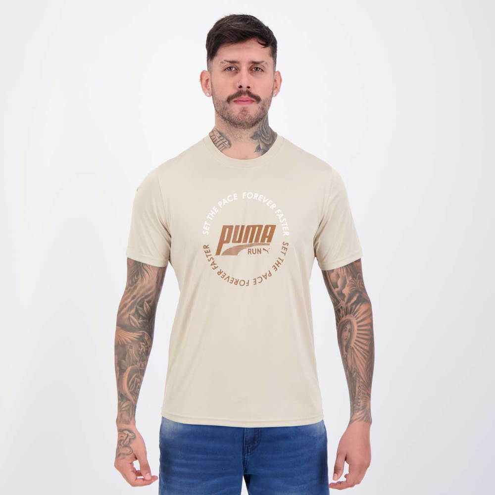 Camiseta Puma Graphic Run Emblem Tee Bege Camiseta Puma Graphic Run Emblem Tee Bege