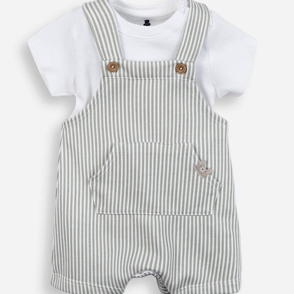 Jardineira infantil com camiseta listrada off white Jardineira infantil com camiseta listrada off white
