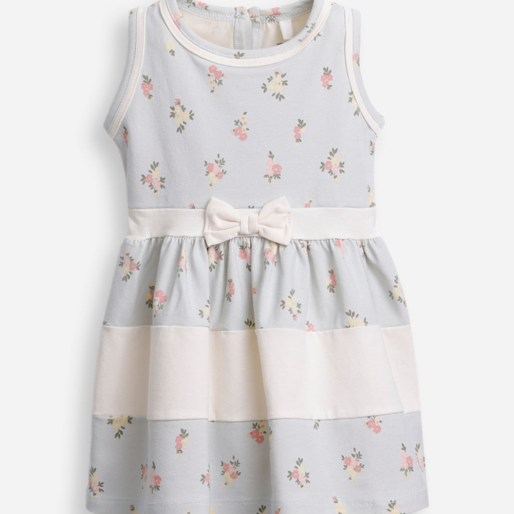 Vestido infantil de algodão com recortes e laço liberty azul Vestido infantil de algodão com recortes e laço liberty azul