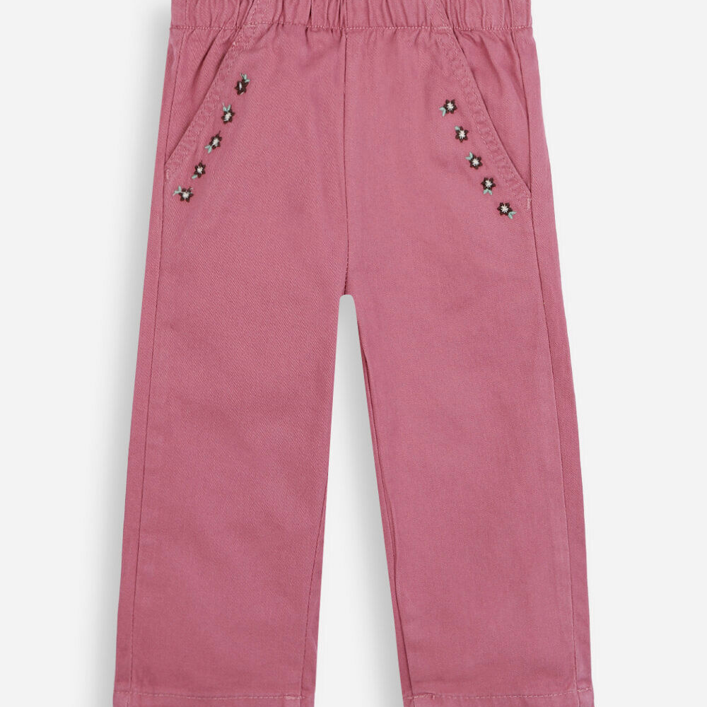 Calça clochard infantil de sarja com bordado floral rosa Calça clochard infantil de sarja com bordado floral rosa