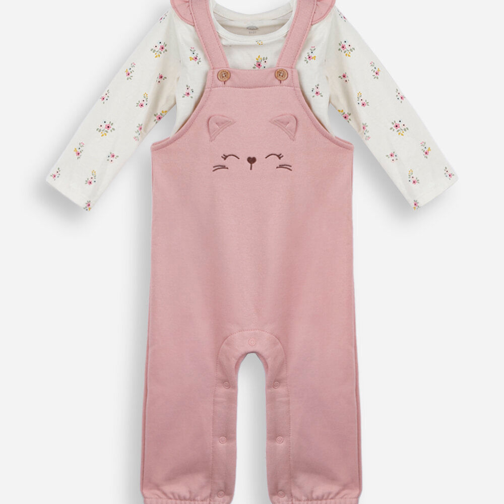 Jardineira infantil com bordado e blusa rosa Jardineira infantil com bordado e blusa rosa