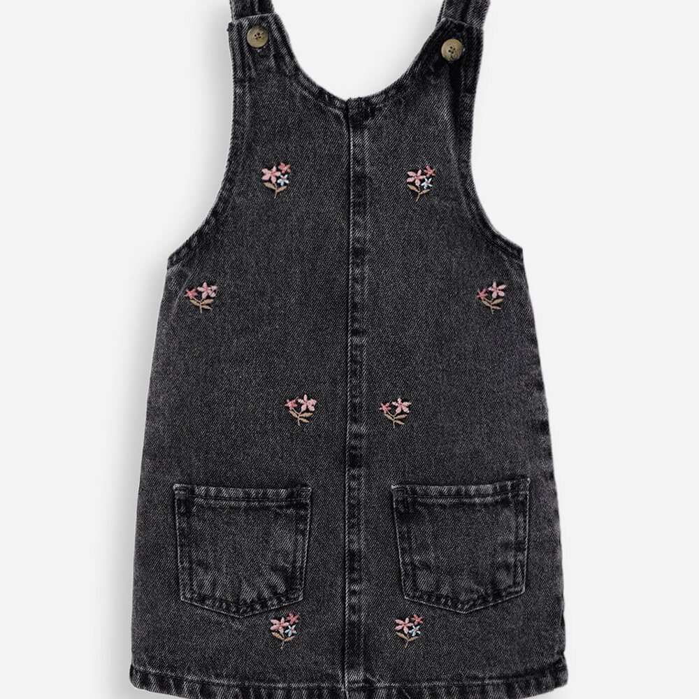Salopete infantil jeans com bordado floral preta Salopete infantil jeans com bordado floral preta