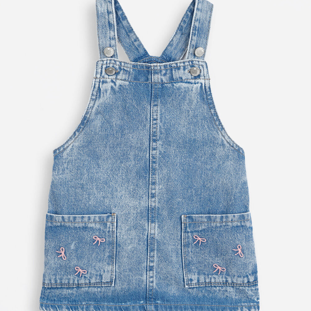 Salopete infantil jeans com bolsos e bordados azul