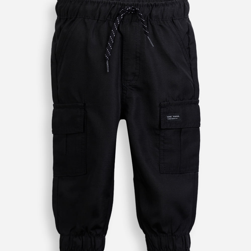 Calça jogger infantil com bolsos cargo texturizada preta Calça jogger infantil com bolsos cargo texturizada preta