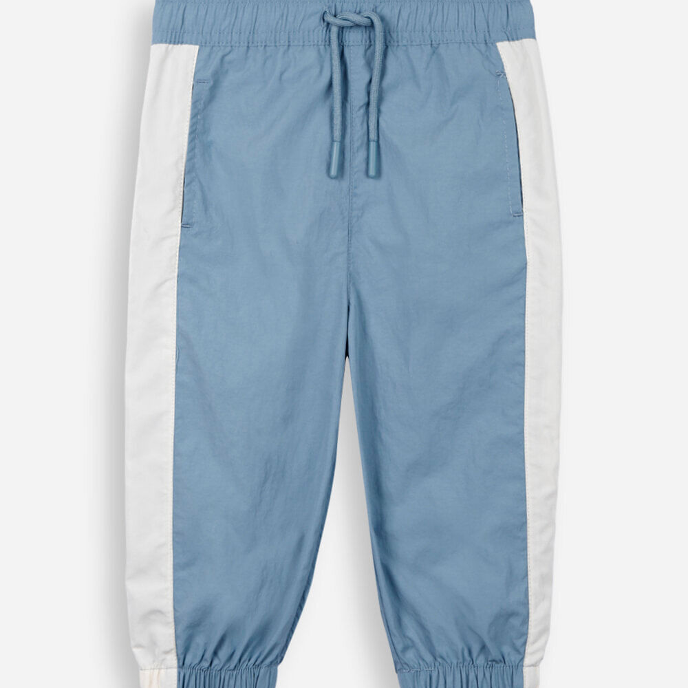 Calça jogger esportiva infantil de poliamida com recortes azul Calça jogger esportiva infantil de poliamida com recortes azul