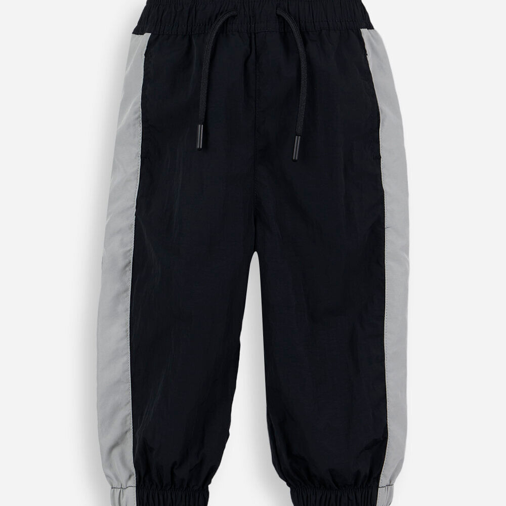Calça jogger esportiva infantil de poliamida com recortes preta Calça jogger esportiva infantil de poliamida com recortes preta