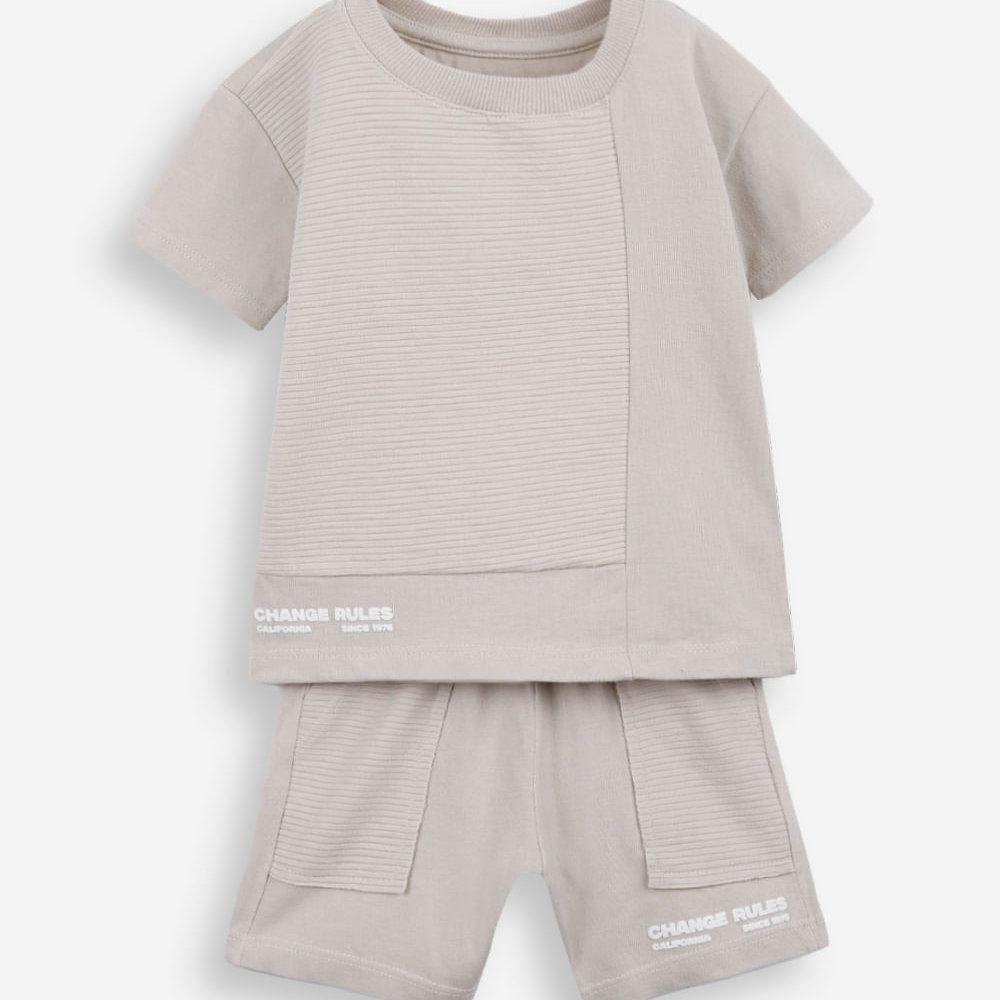 Conjunto curto infantil com algodão e recortes texturizados bege Conjunto curto infantil com algodão e recortes texturizados bege
