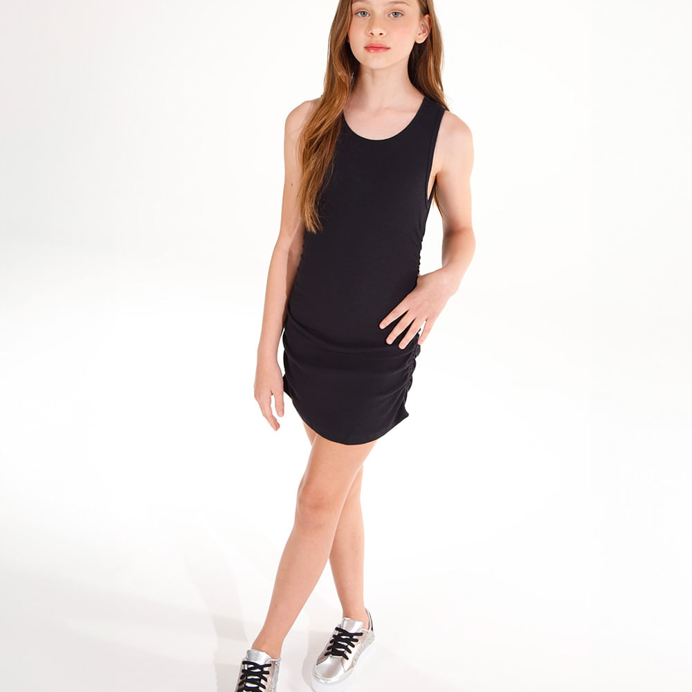 Vestido de algodão juvenil com franzido preto Vestido de algodão juvenil com franzido preto
