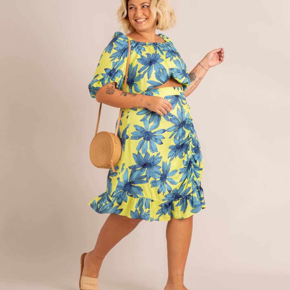 Saia midi estampada floral de viscose com babados e franzido plus size verde claro Saia midi estampada floral de viscose com babados e franzido plus size verde claro