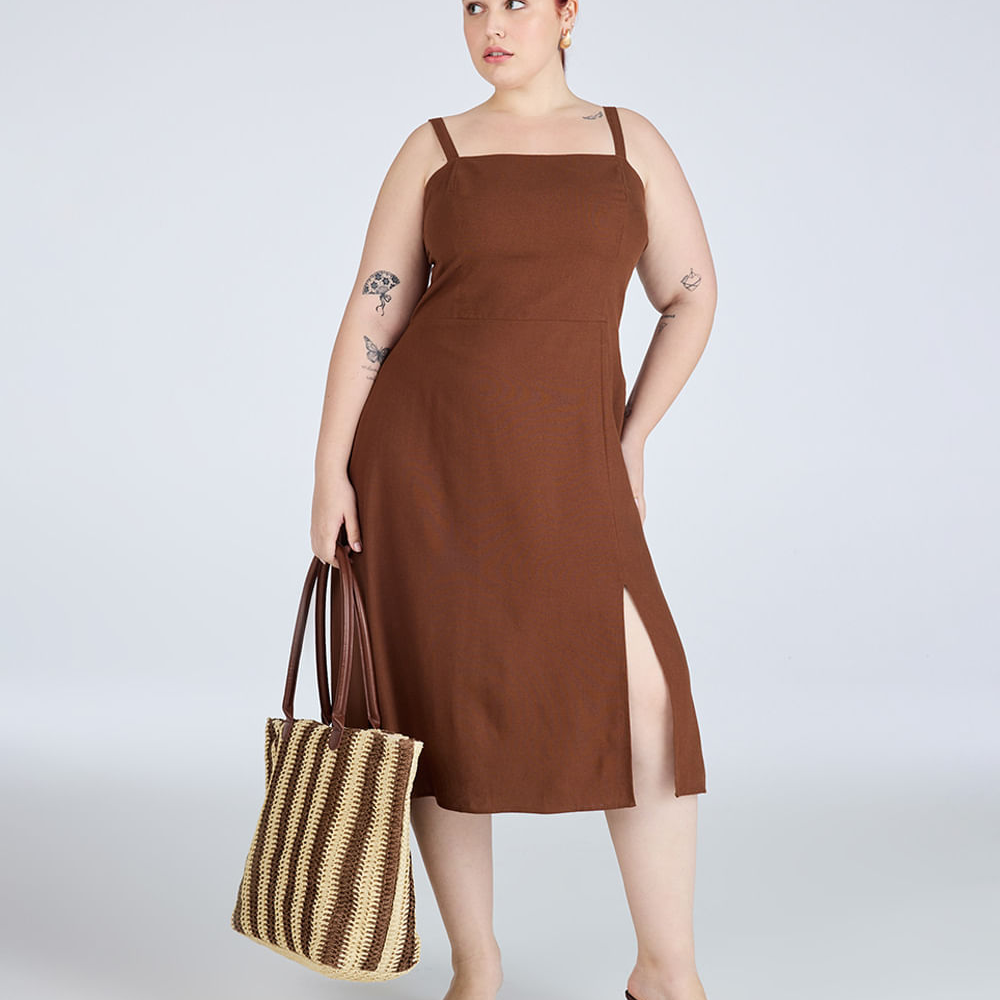 Vestido midi com linho e fenda plus size marrom Vestido midi com linho e fenda plus size marrom