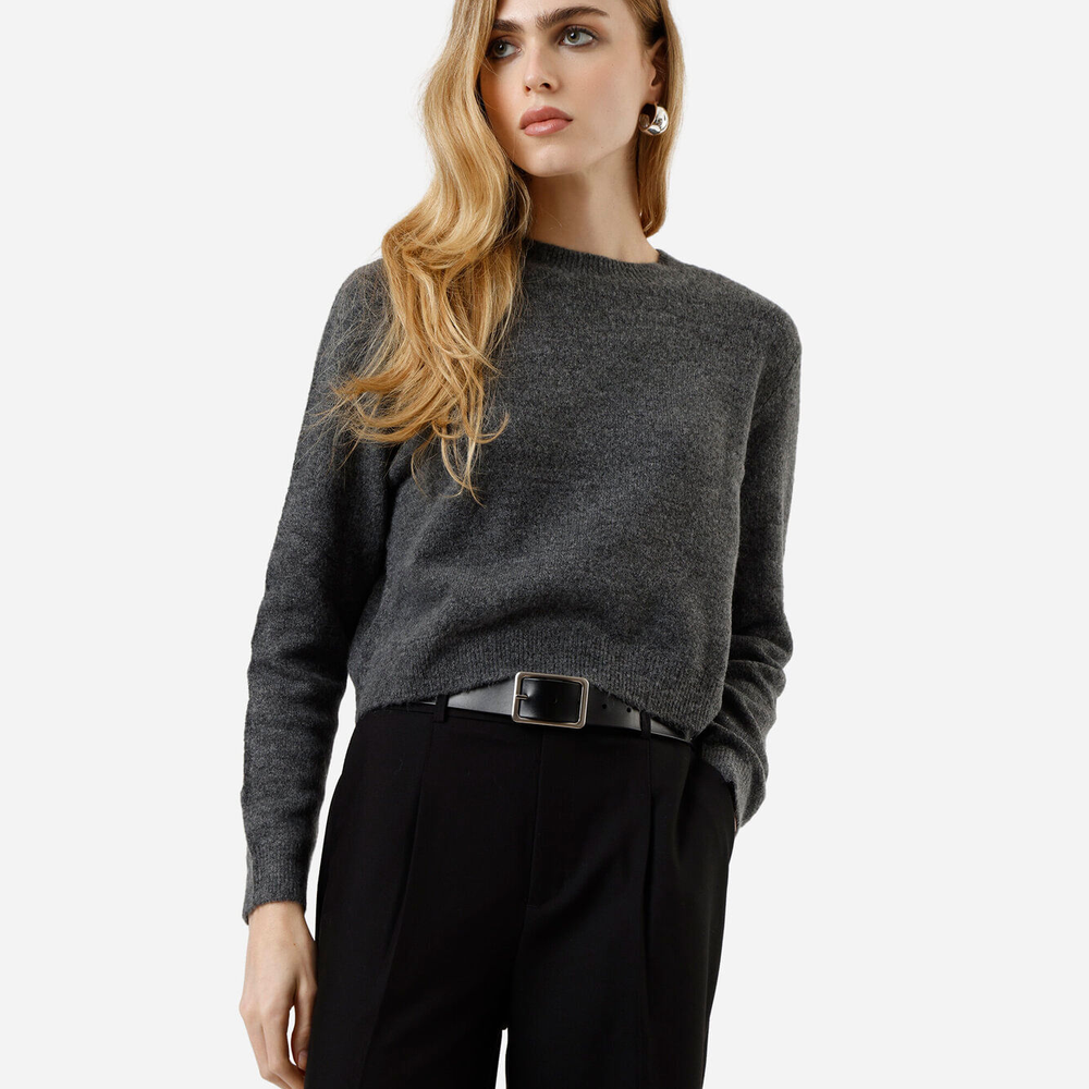 Suéter básico feminino cropped de tricot cinza Suéter básico feminino cropped de tricot cinza