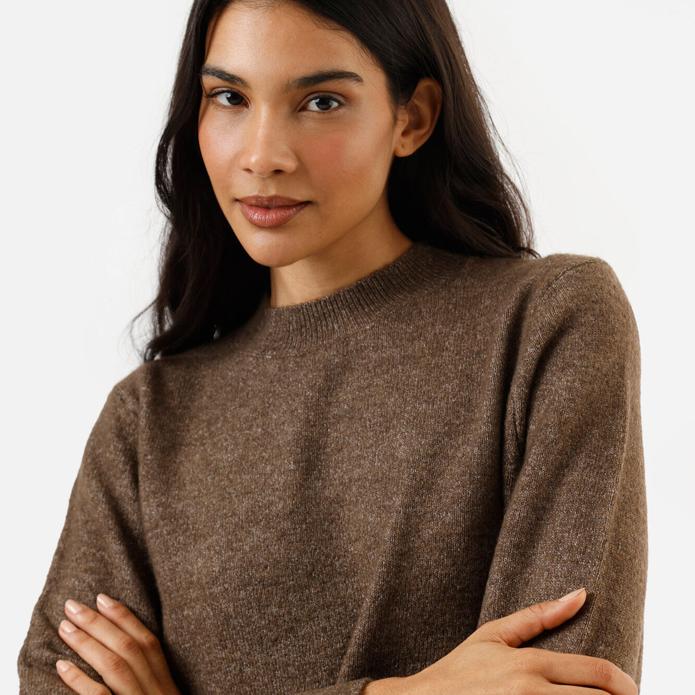 Suéter básico feminino cropped de tricot marrom Suéter básico feminino cropped de tricot marrom