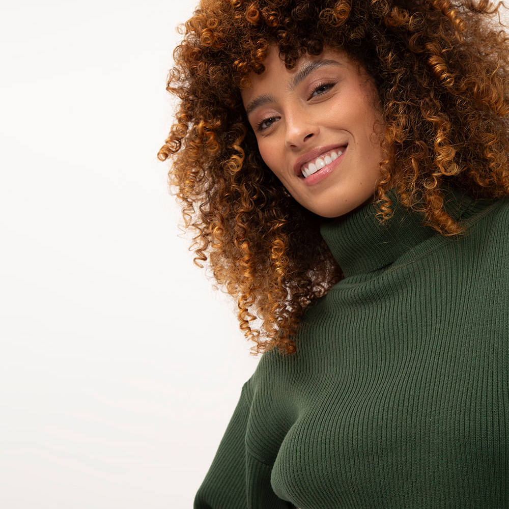 Suéter de tricot canelado cropped gola alta - verde escuro Suéter de tricot canelado cropped gola alta - verde escuro