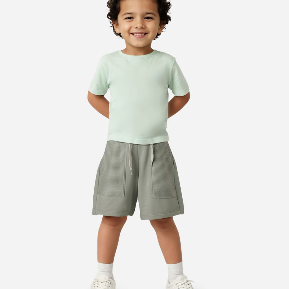 Bermuda de moletom infantil com recortes verde Bermuda de moletom infantil com recortes verde