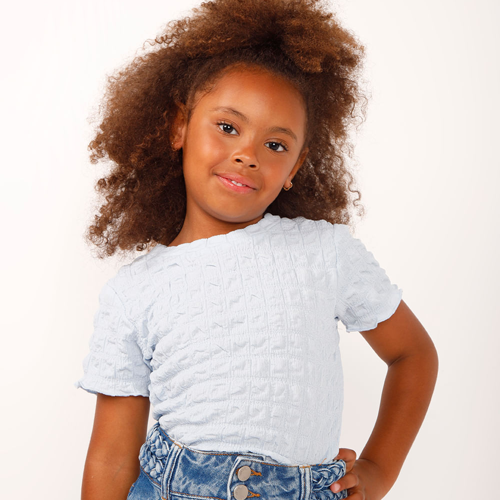 Blusa infantil texturizada com frufru azul Blusa infantil texturizada com frufru azul