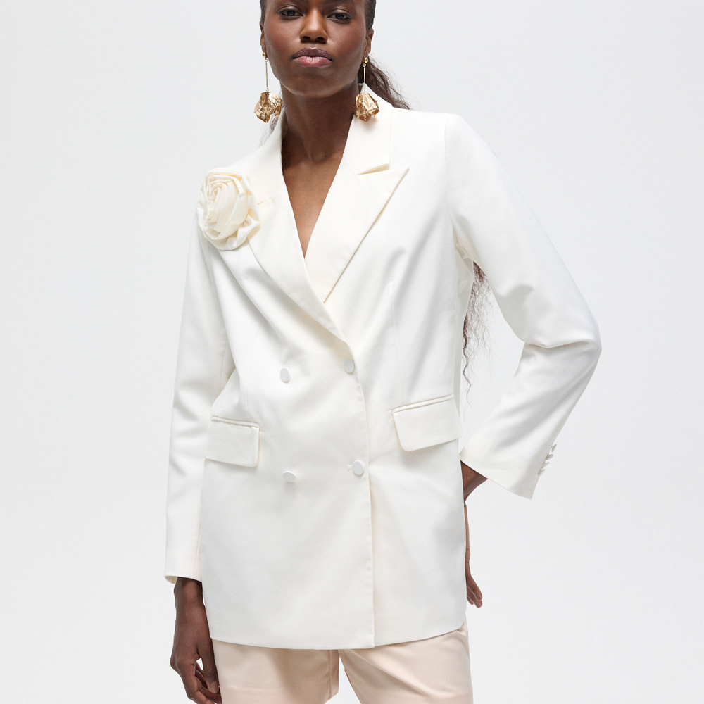 Blazer acinturado com broche floral patbo off white Blazer acinturado com broche floral patbo off white
