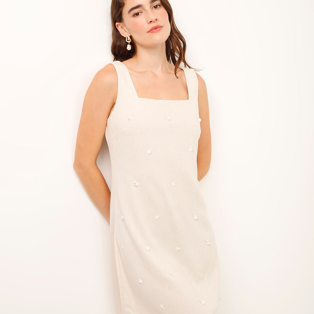 Vestido curto com linho e bordados bege Vestido curto com linho e bordados bege