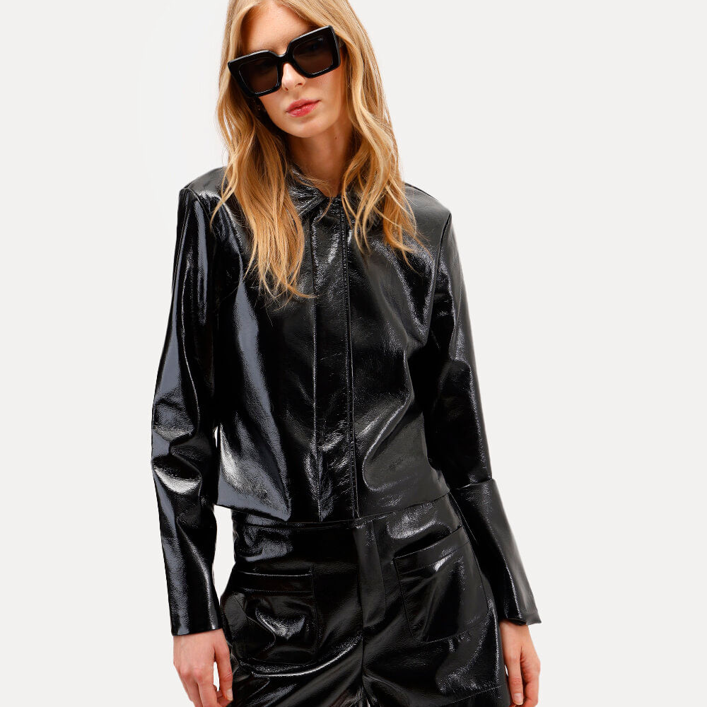 Jaqueta cropped feminina de poliuretano preta