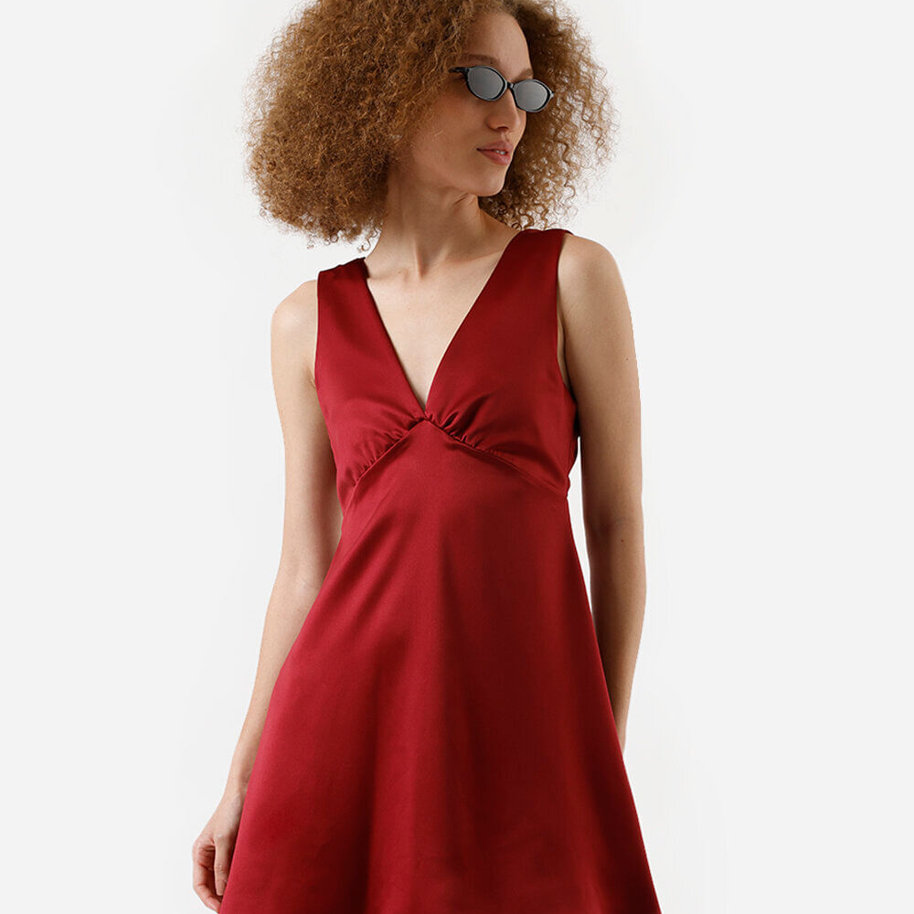 Vestido curto feminino acetinado decote v vinho Vestido curto feminino acetinado decote v vinho