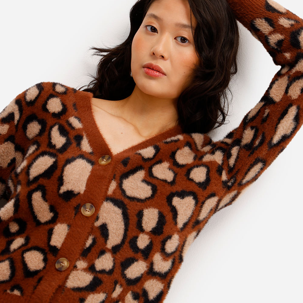 Cardigan feminino de tricot animal print texturizado marrom Cardigan feminino de tricot animal print texturizado marrom