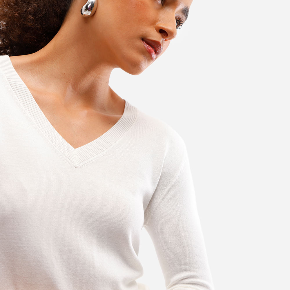 Suéter básico feminino de tricot gola v off white Suéter básico feminino de tricot gola v off white