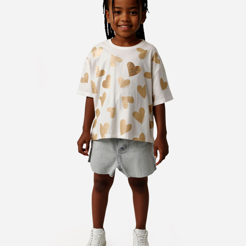 Camiseta de algodão infantil coração com paetê off white Camiseta de algodão infantil coração com paetê off white