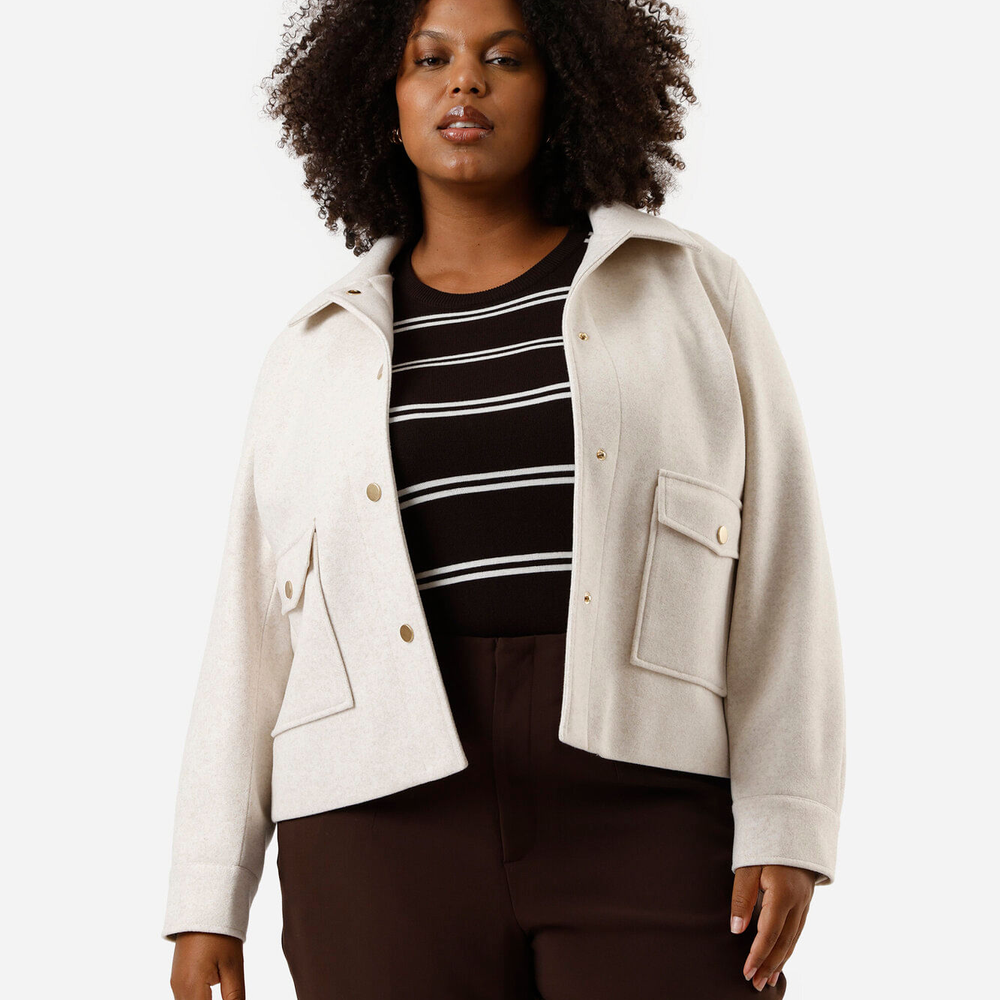 Jaqueta feminina texturizada plus size bege Jaqueta feminina texturizada plus size bege