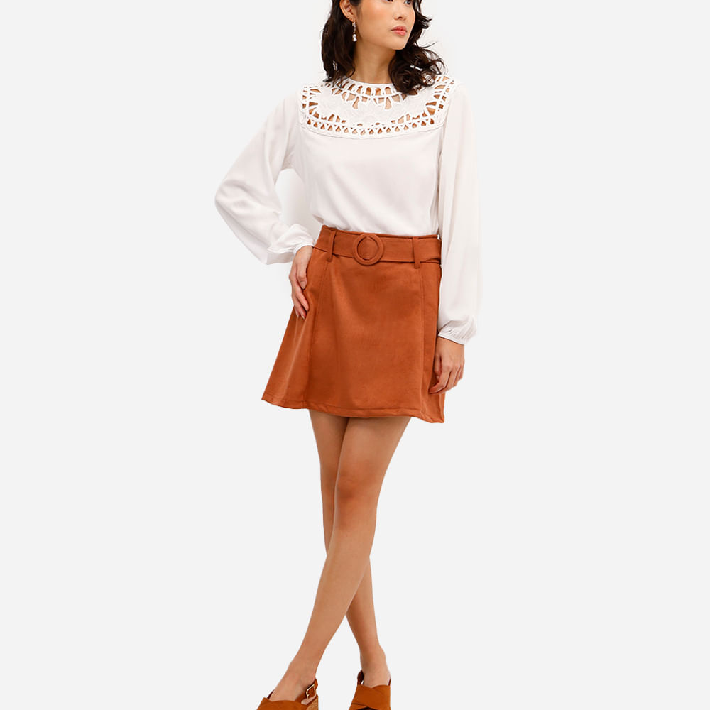 Saia curta feminina de suede com cinto marrom Saia curta feminina de suede com cinto marrom