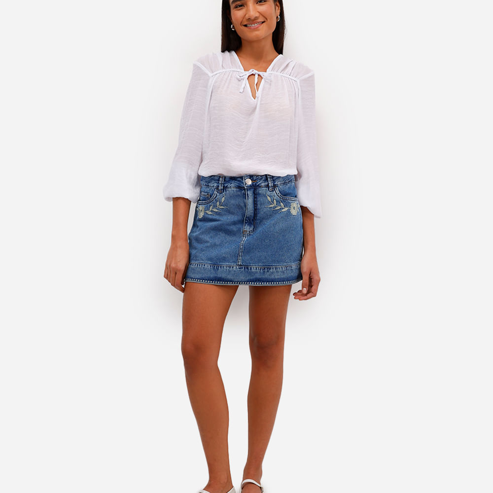 Saia curta feminina jeans com bordado floral azul Saia curta feminina jeans com bordado floral azul
