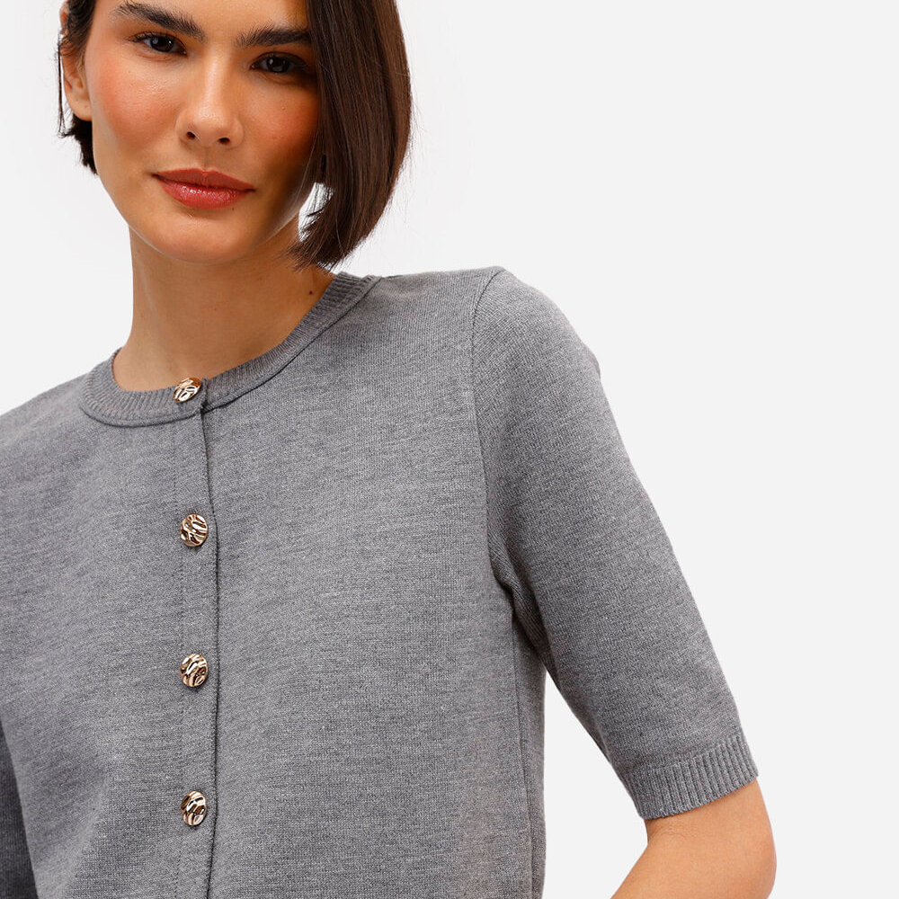 Cardigan feminino de tricot com botões cinza Cardigan feminino de tricot com botões cinza