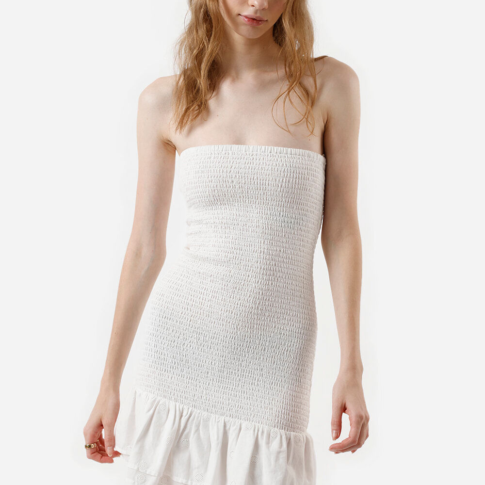 Vestido curto feminino de algodão franzido com babado off white Vestido curto feminino de algodão franzido com babado off white