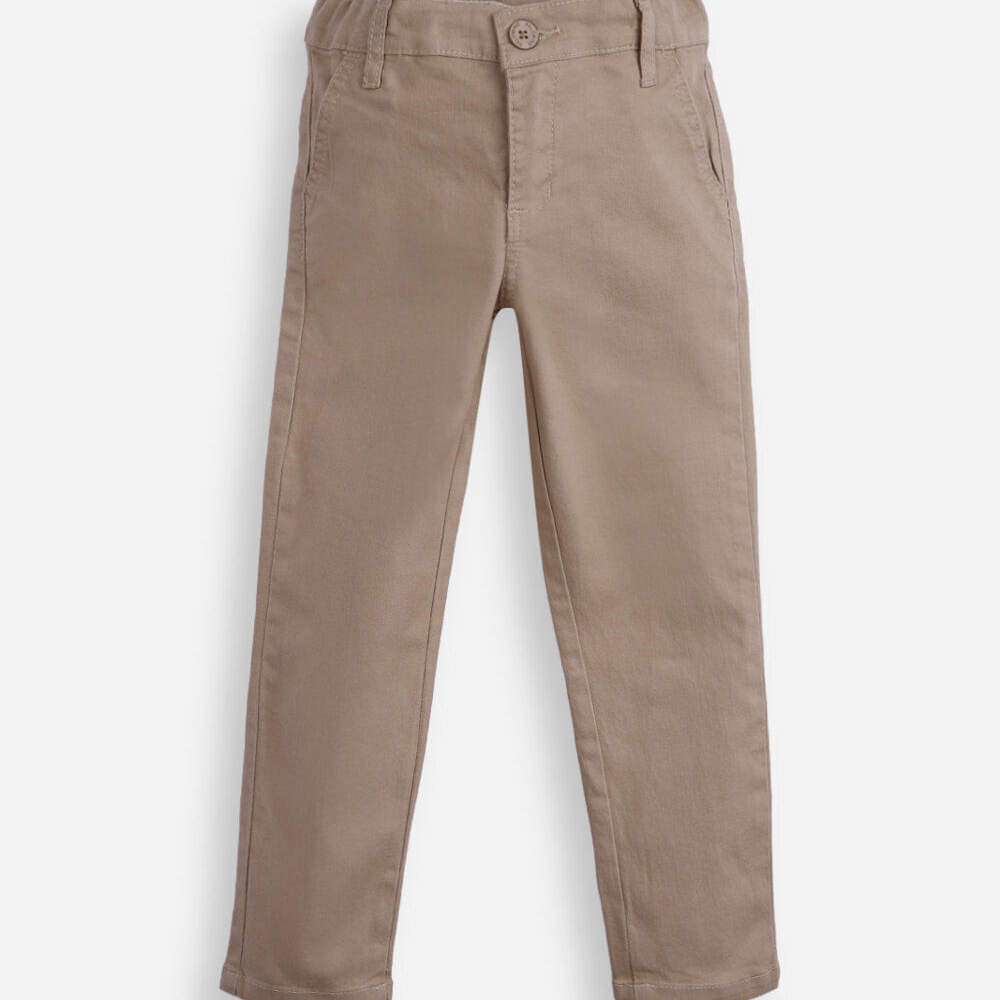 Calça slim chino infantil de sarja bege Calça slim chino infantil de sarja bege
