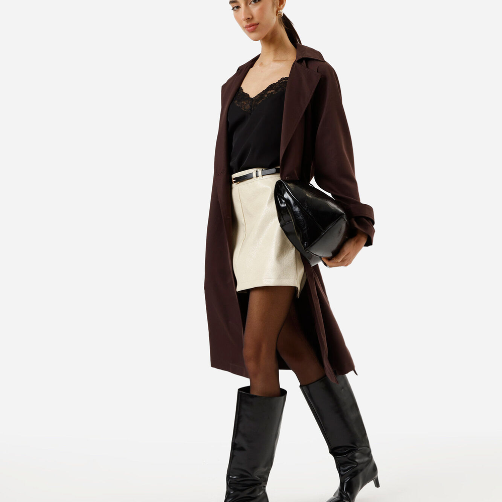 Minissaia feminina de poliuretano com cinto off white Minissaia feminina de poliuretano com cinto off white