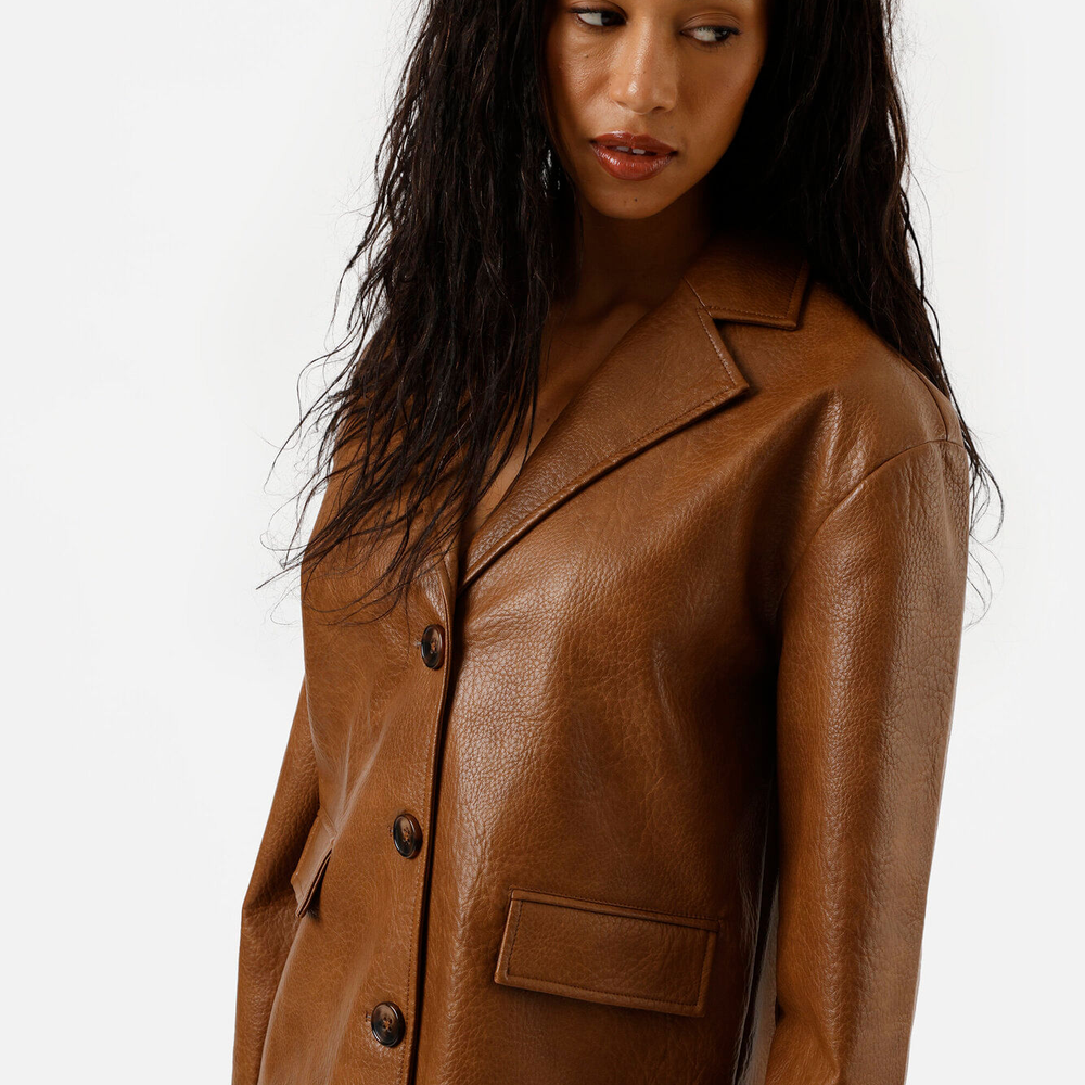Blazer oversized feminino de poliuretano com bolsos marrom Blazer oversized feminino de poliuretano com bolsos marrom