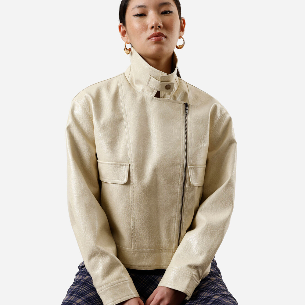 Jaqueta feminina de poliuretano com bolsos oversized off white Jaqueta feminina de poliuretano com bolsos oversized off white