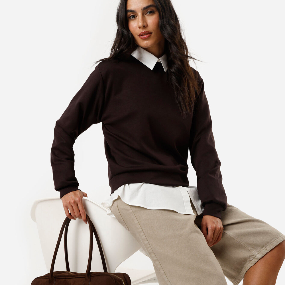 Blusão básico alongado feminino de moletom com recorte marrom Blusão básico alongado feminino de moletom com recorte marrom