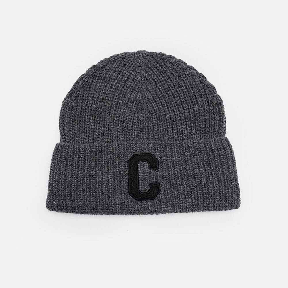 Gorro de tricot com bordado cinza Gorro de tricot com bordado cinza
