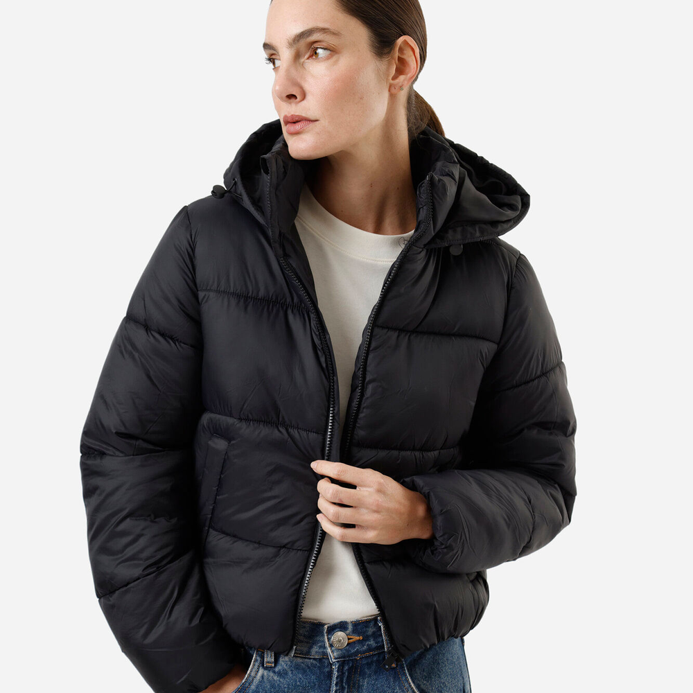 Jaqueta puffer feminina de poliamida com capuz preta Jaqueta puffer feminina de poliamida com capuz preta
