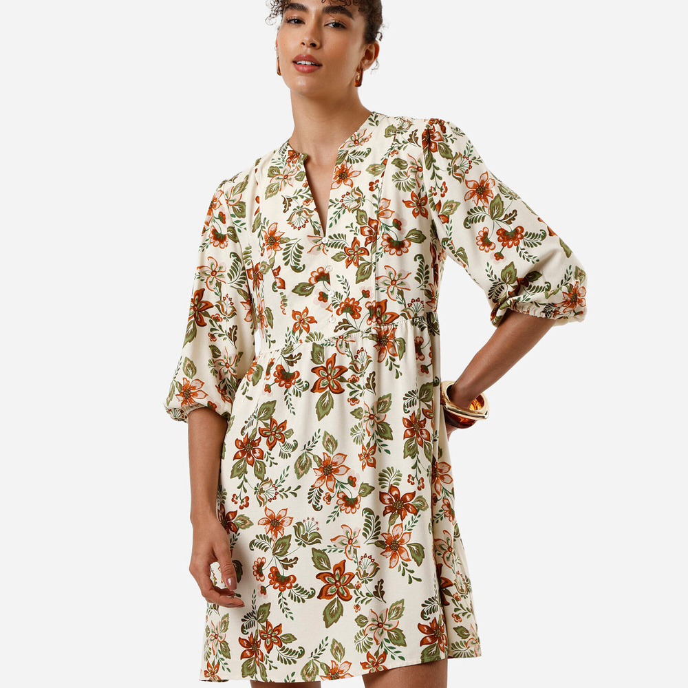 Vestido bata feminino curto estampa floral bege Vestido bata feminino curto estampa floral bege